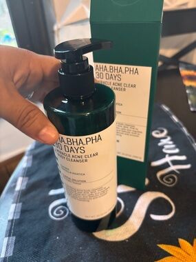 AHA.BHA.PHA 30 Days Miracle Acne Clear Body Cleanser - Dark Green Bottle
